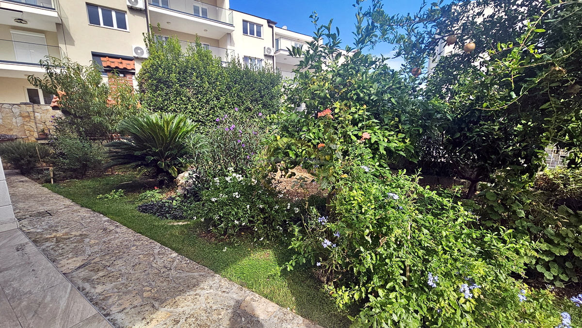 Casa con appartamenti a Okrug Gornji/Čiovo, seconda fila dal mare - 5 appartamenti